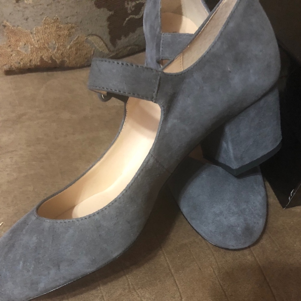 New in Box - Town Shoes Grey Suede size 9 low heel pump